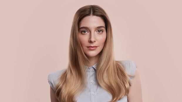 Kobieta z włosami wystylizowanymi produktami do stylizacji włosów dyson