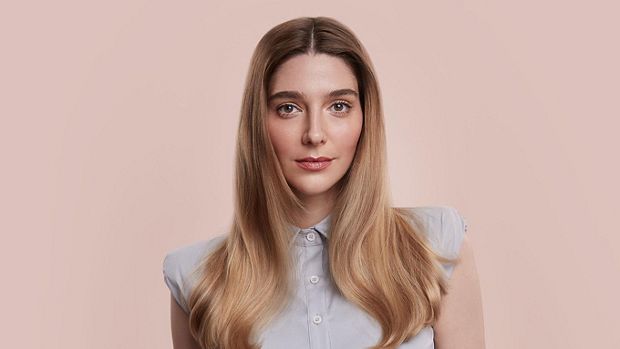 Kobieta z włosami wystylizowanymi produktami do stylizacji włosów dyson