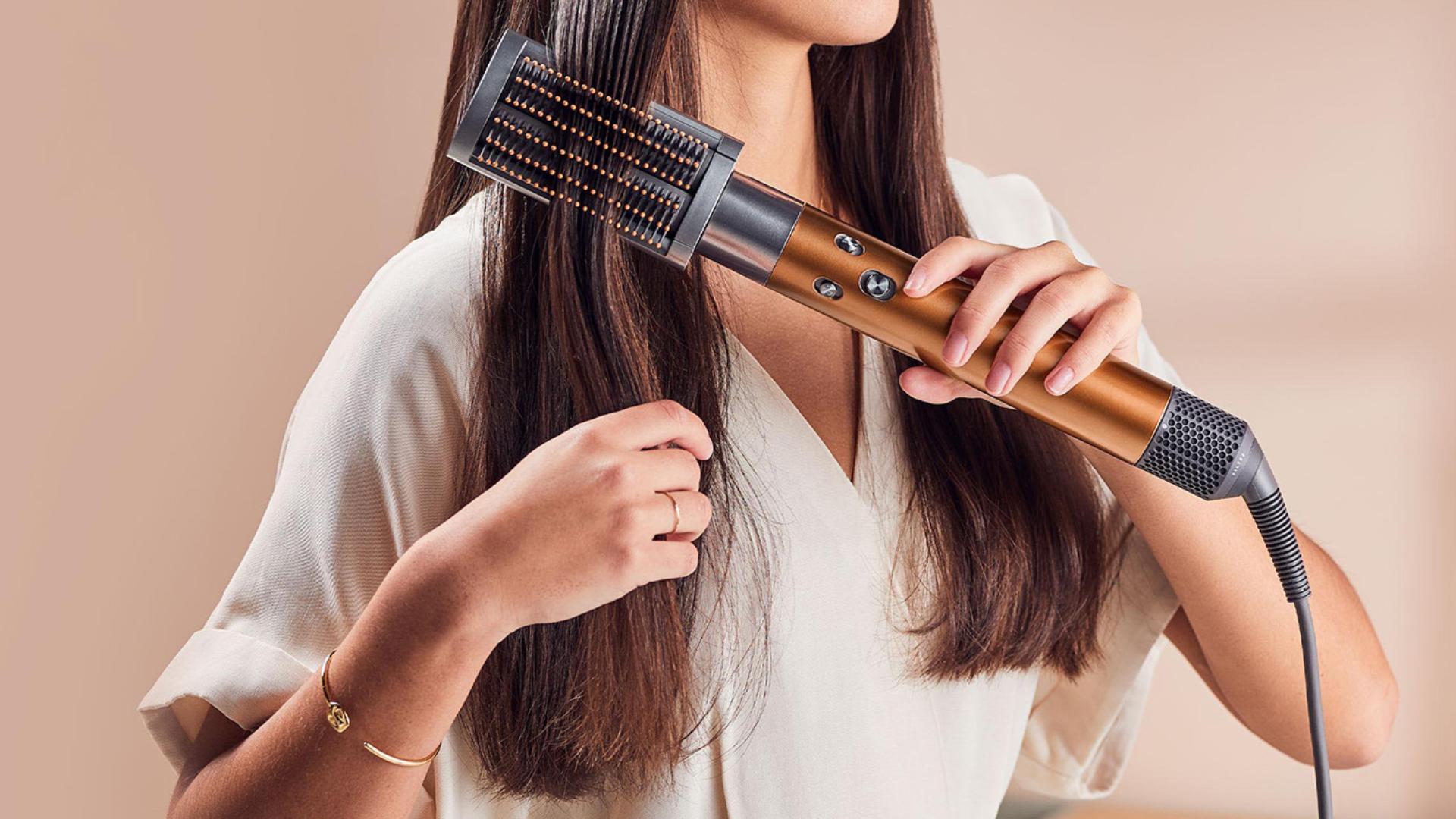 multistyler Dyson Airwrap używany przez modelkę do stylizacji włosów