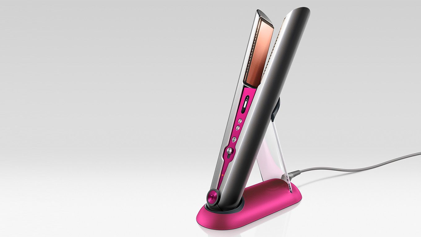 Trois femmes utilisant un lisseur Dyson