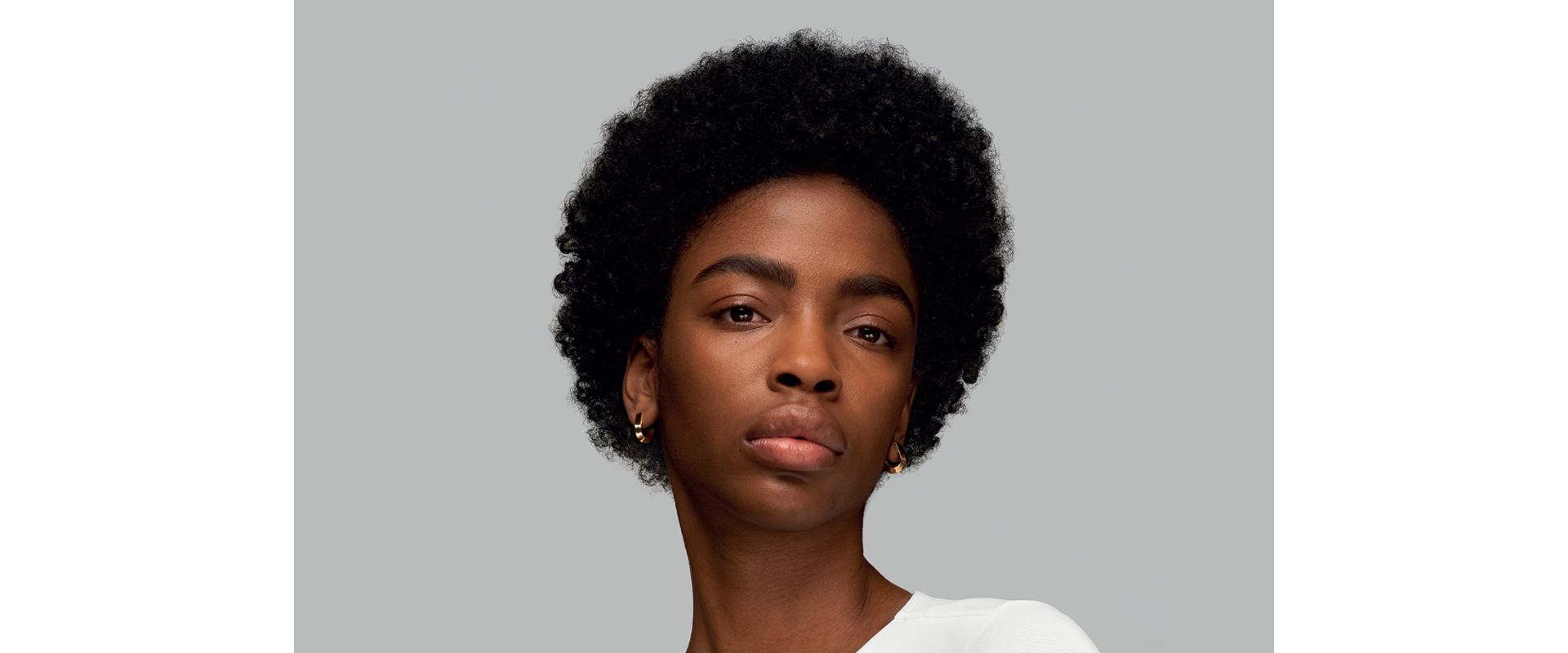 Modelka z naturalnie kręconymi włosami wystylizowana w Soft Twist suszarką Supersonic r.