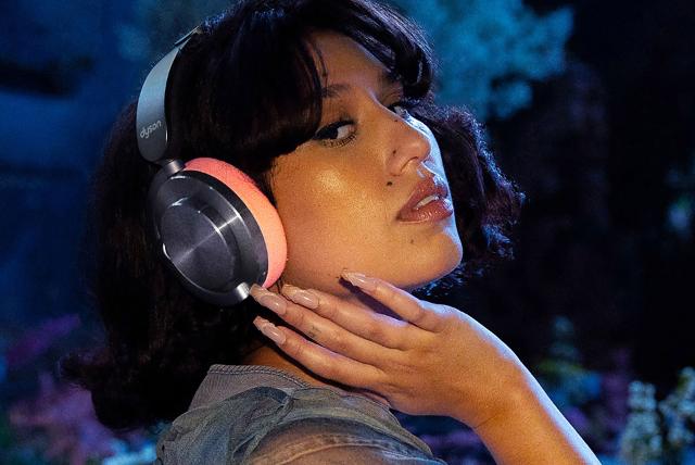 RAYE مع سماعات Ontrac