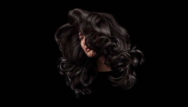 Dalgalı saçlara sahip bir model.