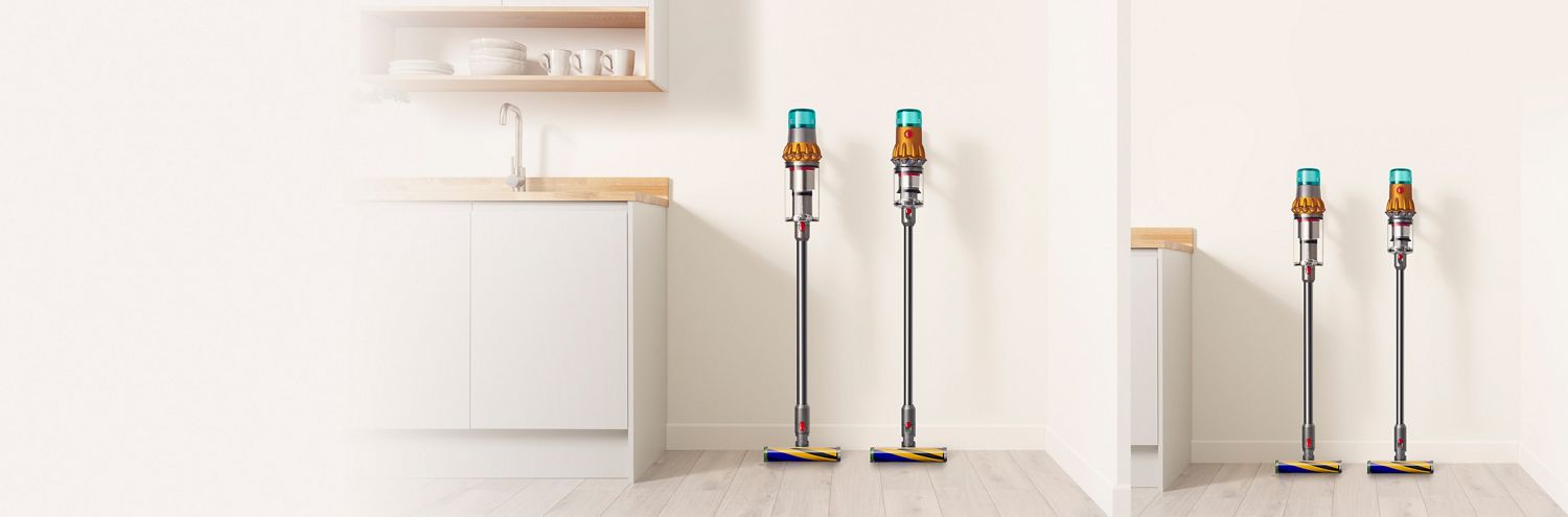 ダイソンのコードレス掃除機で家中を掃除する女性