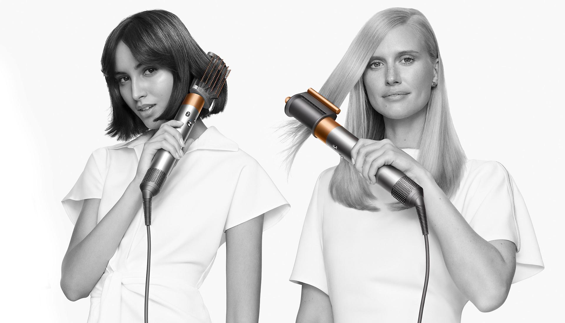 Dwie kobiety używające multistyler Dyson Airwrap z końcówkami