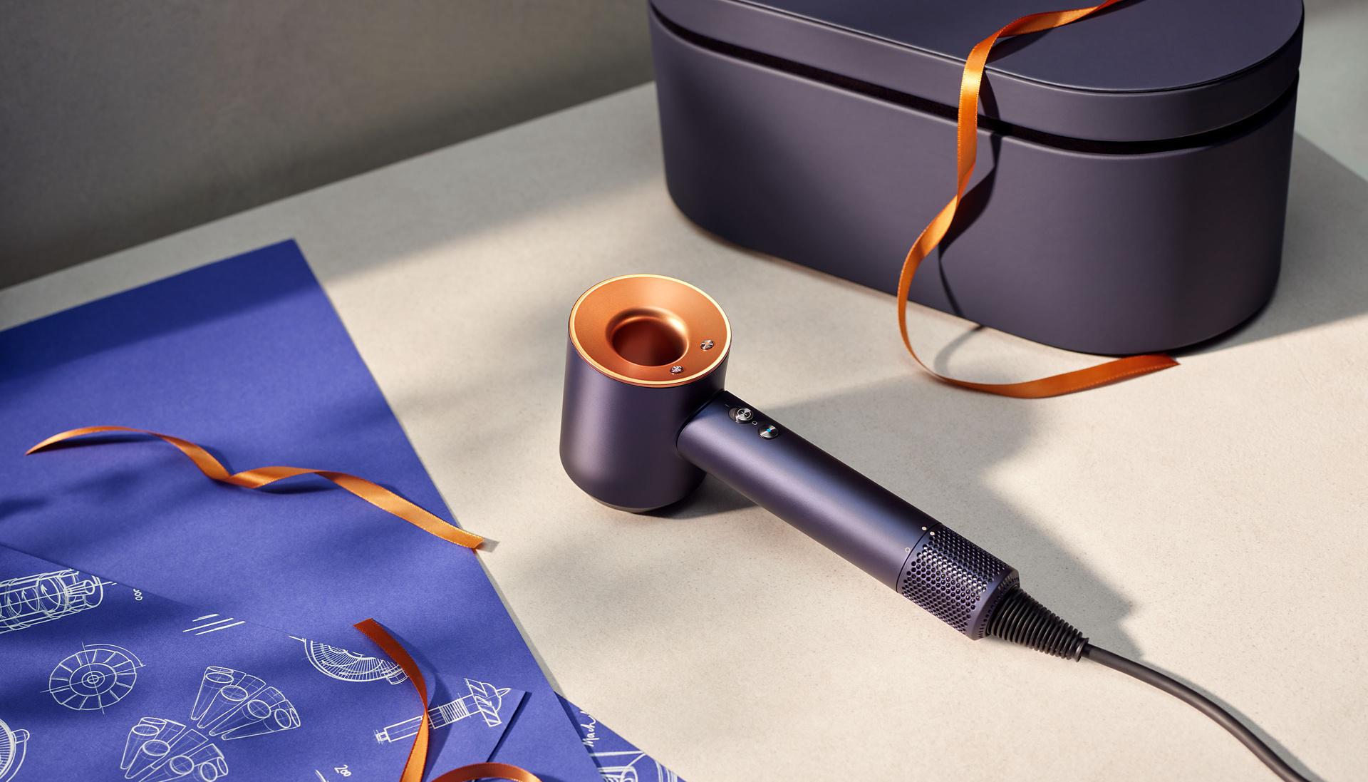 Suszarka Dyson Supersonic w błękitym kolorze gotowa do zapakowania na prezent