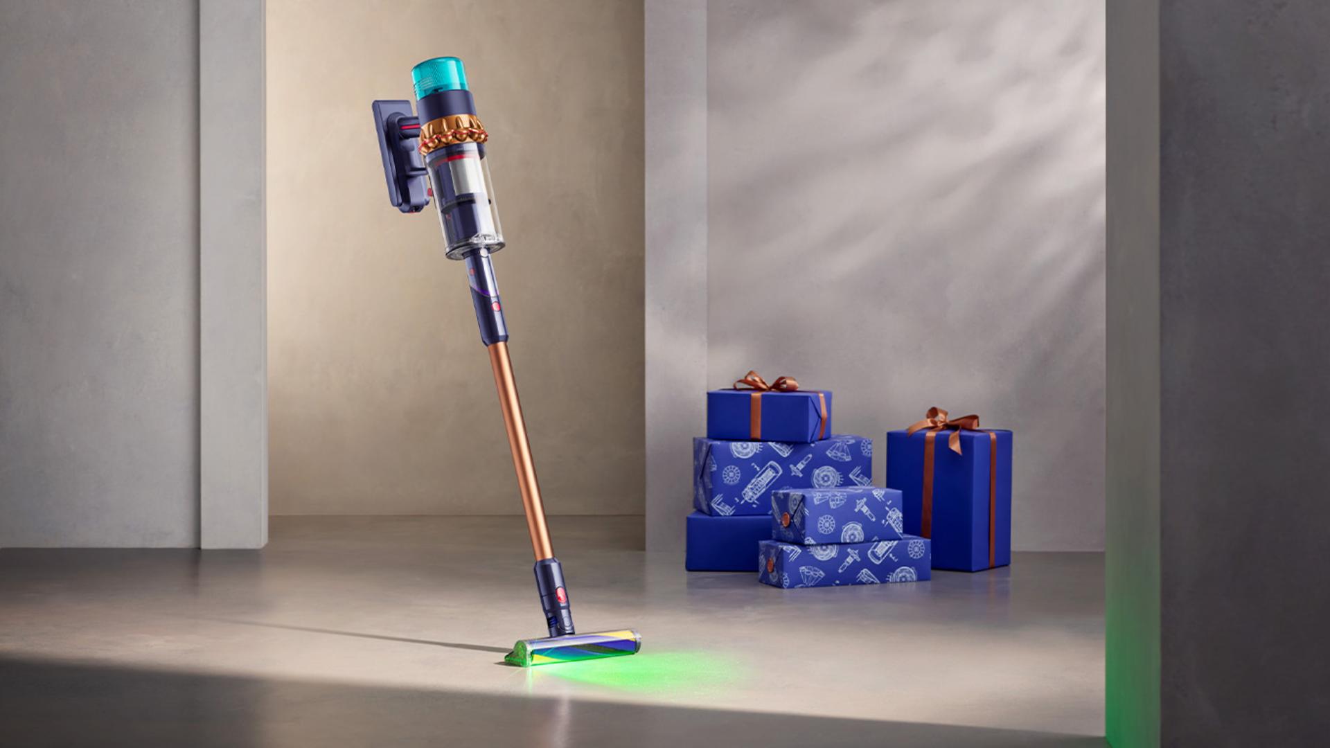 Odkurzacz bezprzewodowy Dyson Gen5detect w ekskluzywnym kolorze błękitu pruskiego i miedzi w otoczeniu pudełek prezentowych