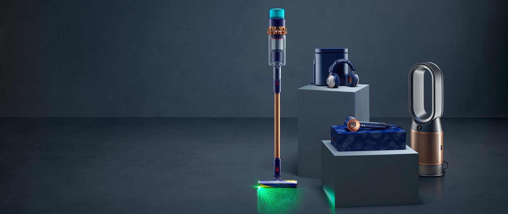 Urządzenia Dyson w otoczeniu pudełek prezentowych