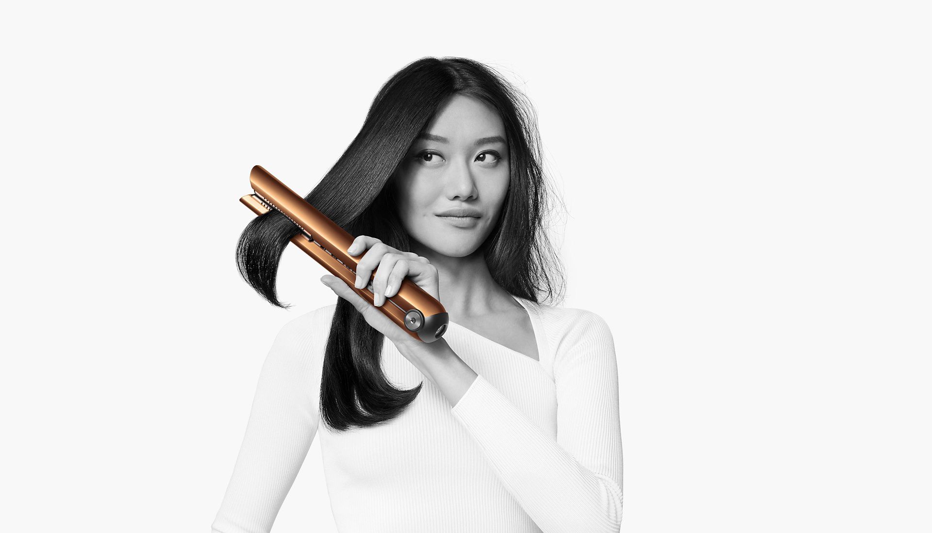 Frau benutzt Dyson Corrale™ Haarglätter
