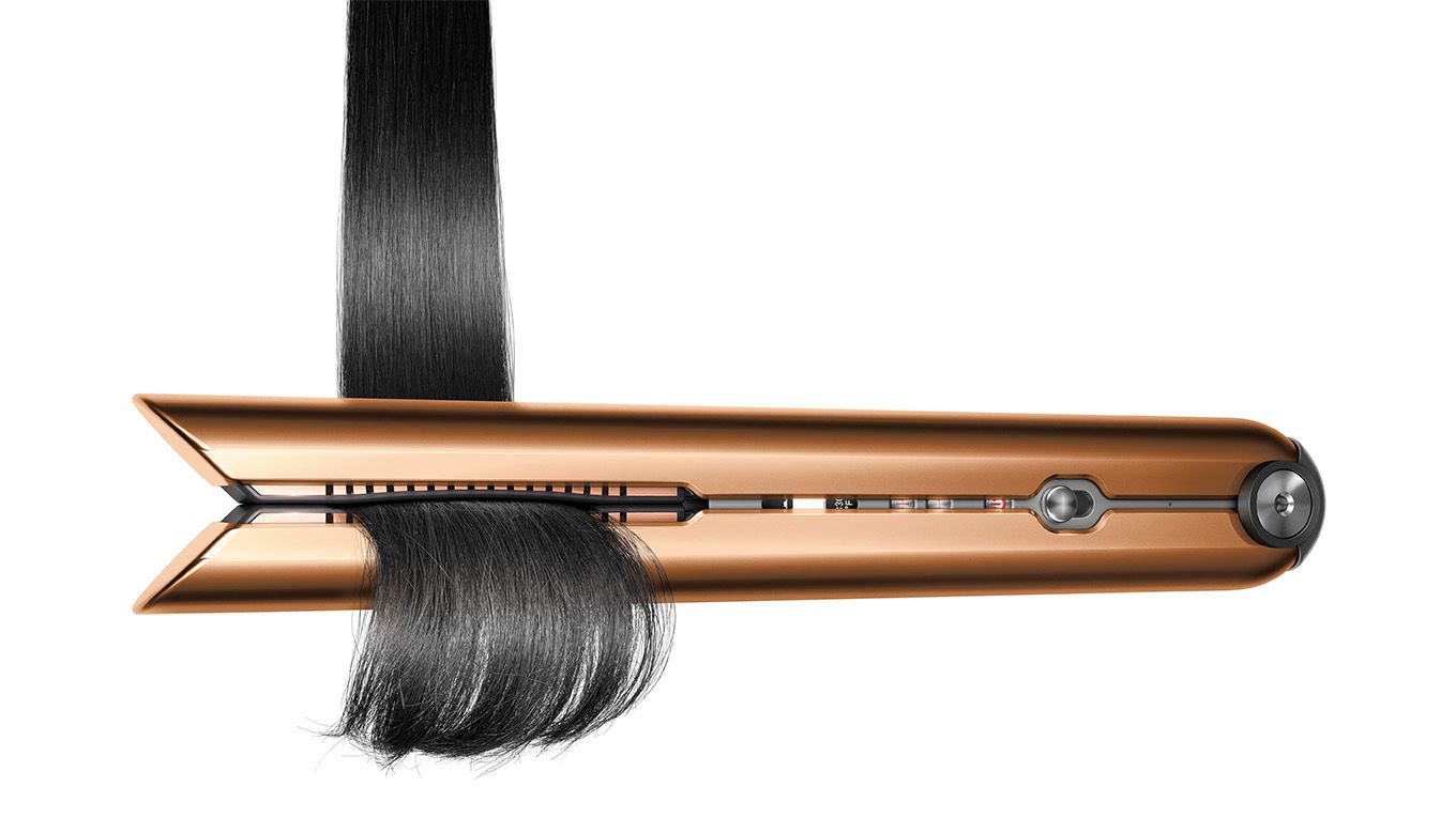 Dyson corrale lisse un mèche de cheveux