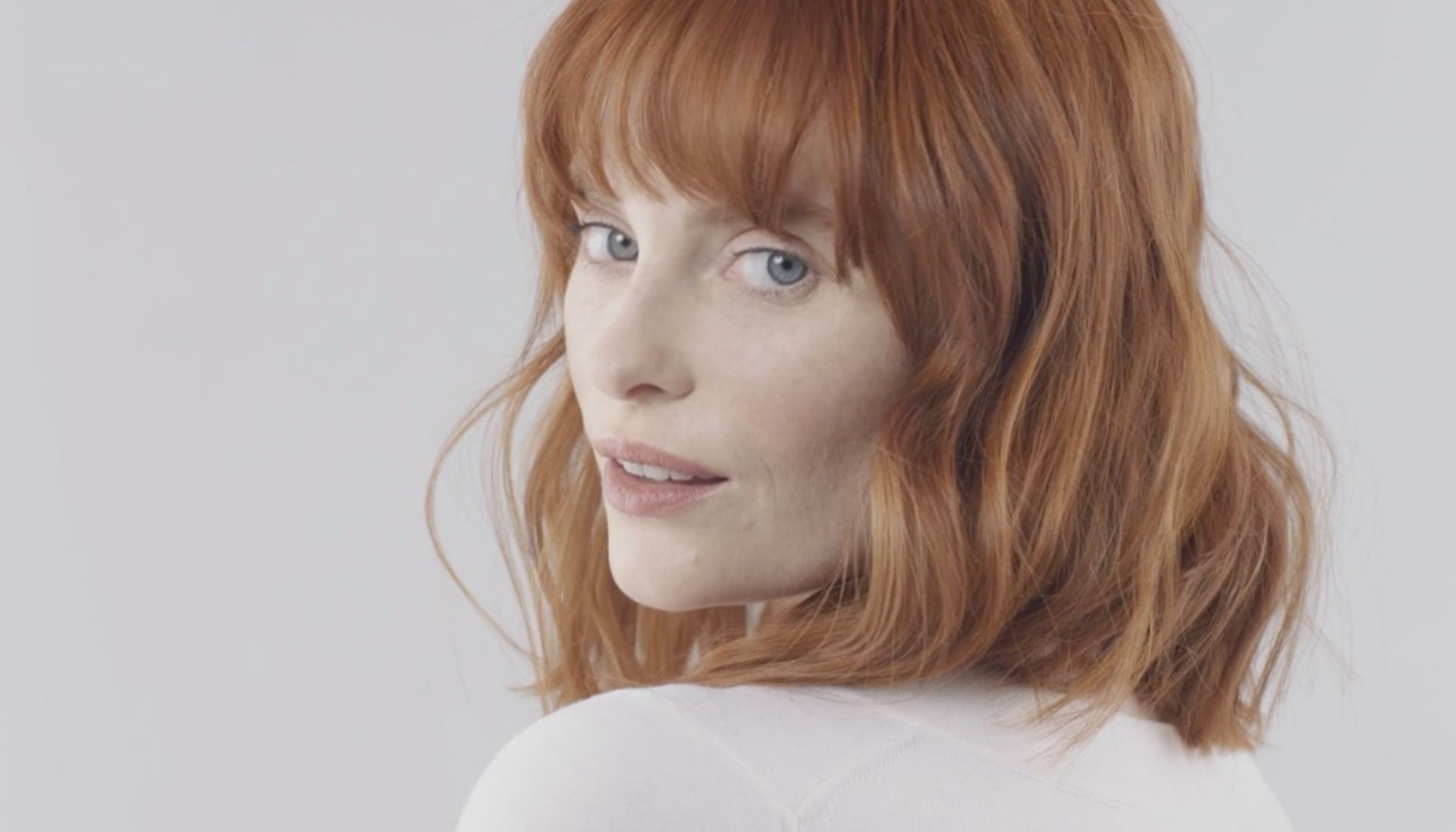Mulher com cabelo curto