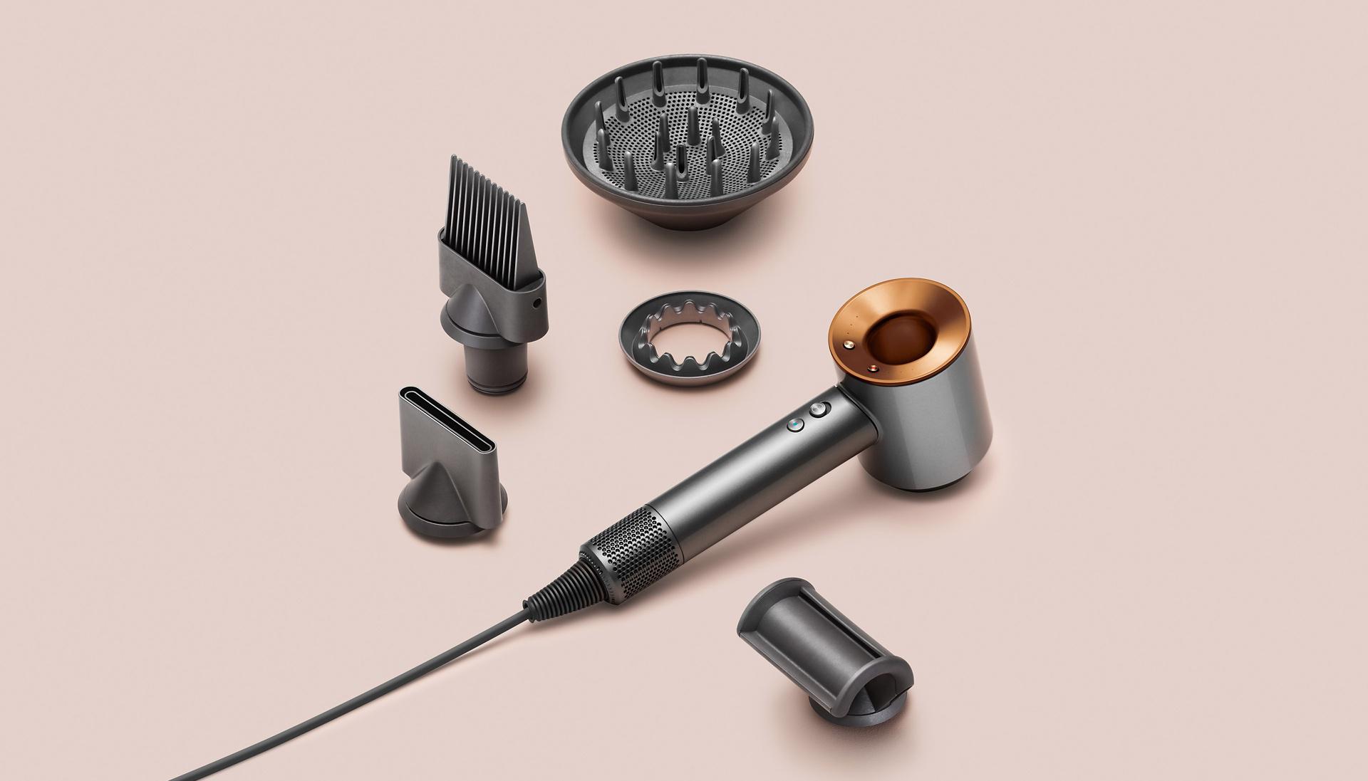 końcówki do suszarki Dyson Supersonic™ leżące na stole