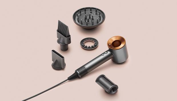 końcówki do suszarki Dyson Supersonic™ leżące na stole