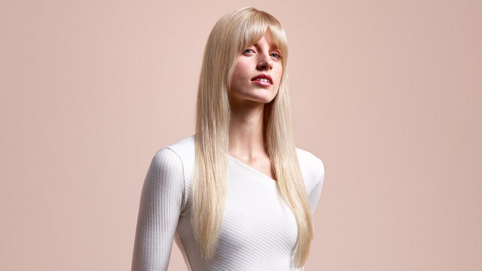 Uma mulher com cabelo estilo Dyson Airstrait