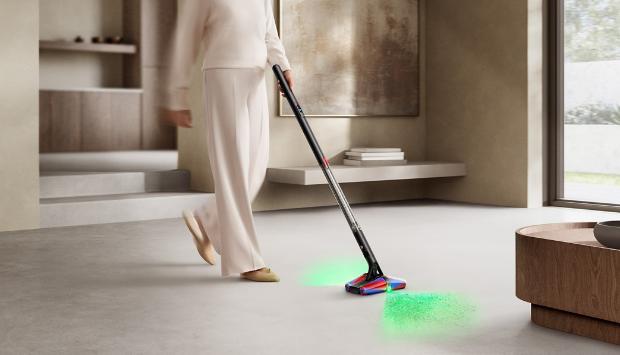 Najcienszy odkurzacz bezprzewodowy Dyson Pencilvac podczas użytkowania w domu