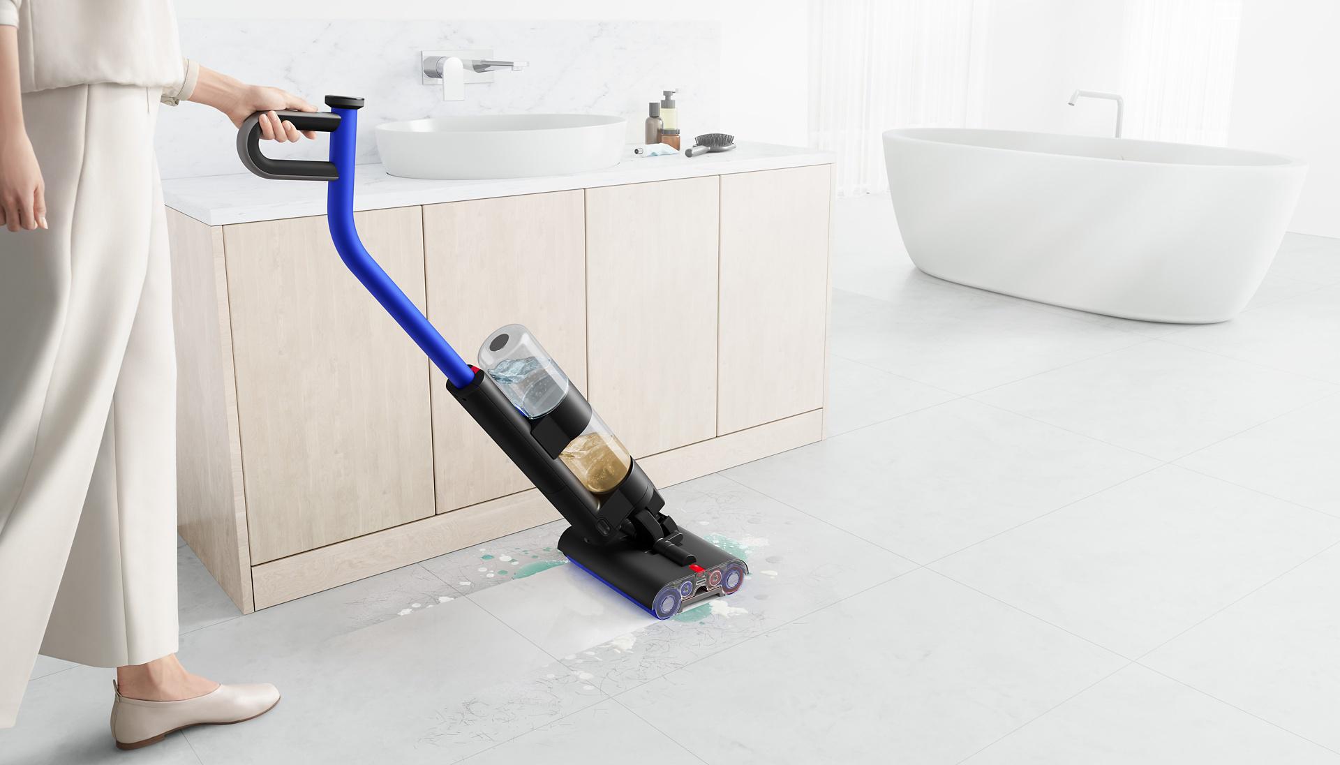 Kobieta używająca wysokoobrotowy mop elektryczny WashG1 do zmycia mokrych zabrudzeń w łazience