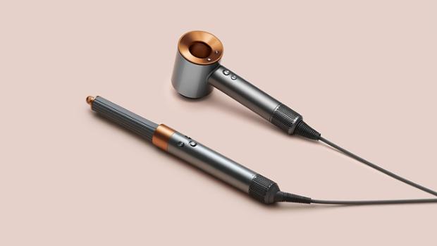 Multistyler Dyson Airwrap i suszarka do włosów Dyson Supersonic na różowym tle