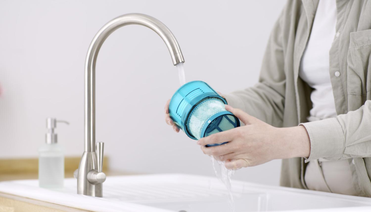 Cleaning dyson vacuum filter