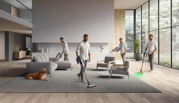 Obraz przedstawiający meżczyznę korzystającego z odkurzacza Dyson Gen5detect w różnych trybach i z różnymi końcówkami w swoim salonie.