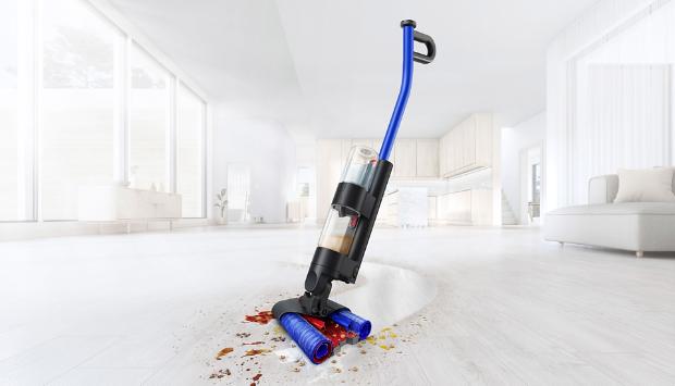 Wysokoobrotowy mop elektryczny Dyson WashG1 używany na podłogach twardych w salonie