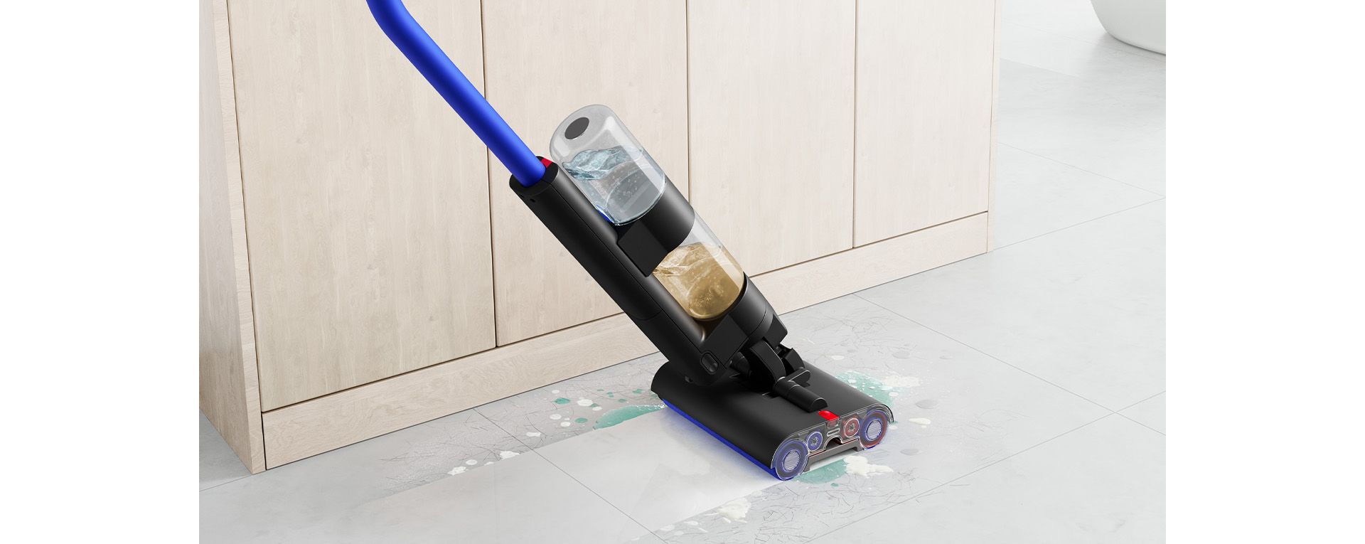 Wysokoobrotowy mop elektryczny Dyson WashG1™ w trakcie czyszczenia podłogi w kuchni.