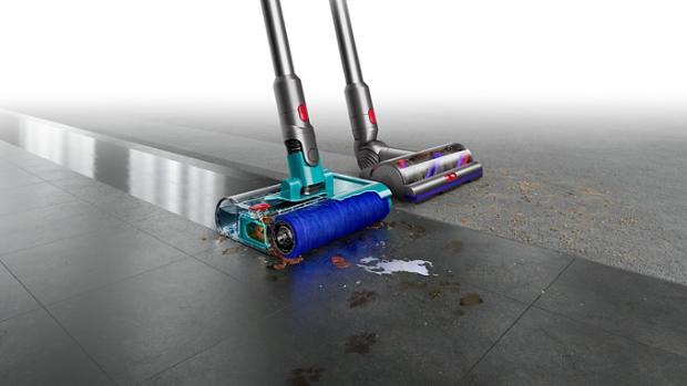 Elektroszczotka do czyszczenia na mokro Dyson Submarine i elektroszczotka Digital Motorbar używane do czyszczenia twardych podłóg.