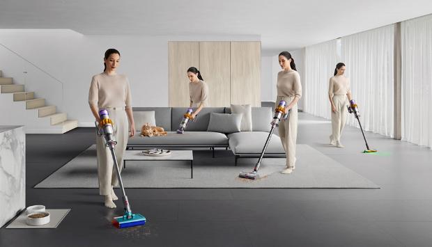 Dyson V15s Detect Submarine używany przez kobietę w salonie do mycia twardych podłóg i odkurzania