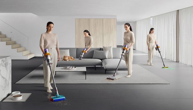 Dyson V15s Detect Submarine używany przez kobietę w salonie do mycia twardych podłóg i odkurzania