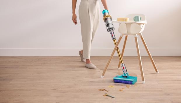 Odkurzacz z funkcją aktywnego mycia Dyson V15s Detect Submarine myjący plamy pod krzesełkiem dziecięcym