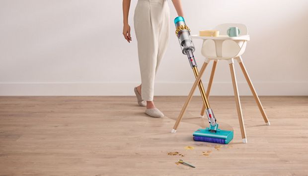 Odkurzacz z funkcją aktywnego mycia Dyson V15s Detect Submarine myjący plamy pod krzesełkiem dziecięcym