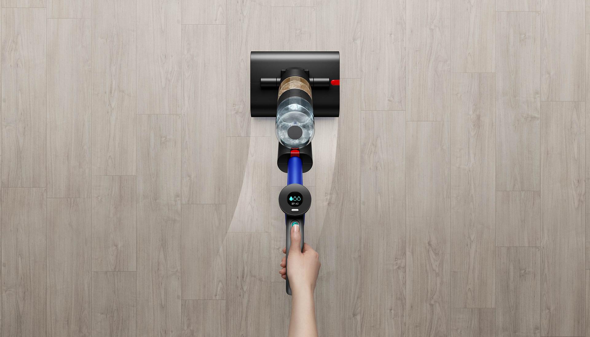 Wysokooborotowy mop elektryczny WashG1 użyty do zmywania brudu z podłogi