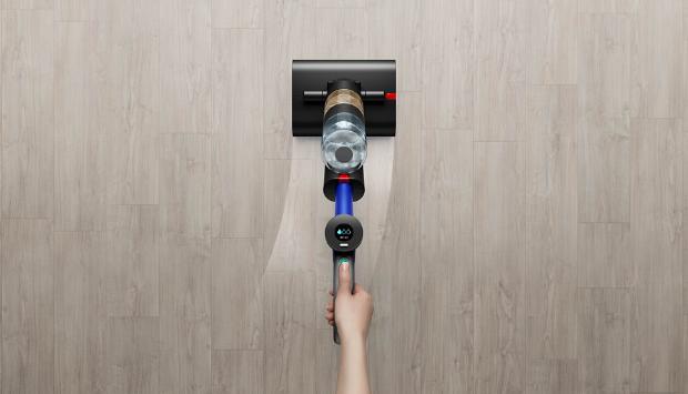 Wysokooborotowy mop elektryczny WashG1 użyty do zmywania brudu z podłogi