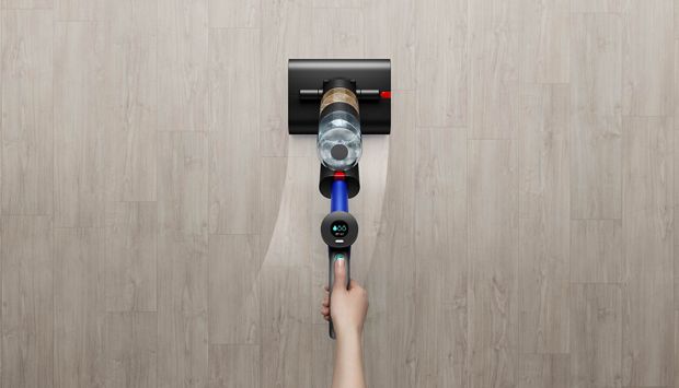 Wysokooborotowy mop elektryczny WashG1 użyty do zmywania brudu z podłogi