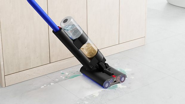 Wysokoobrotowy mop elektryczny Dyson WashG1™ w trakcie usuwania rozlanego płynu z podłogi