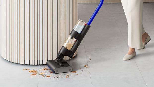 Wysokoobrotowy mop elektryczny Dyson WashG1™ w trakcie usuwania rozlanego płynu z podłogi