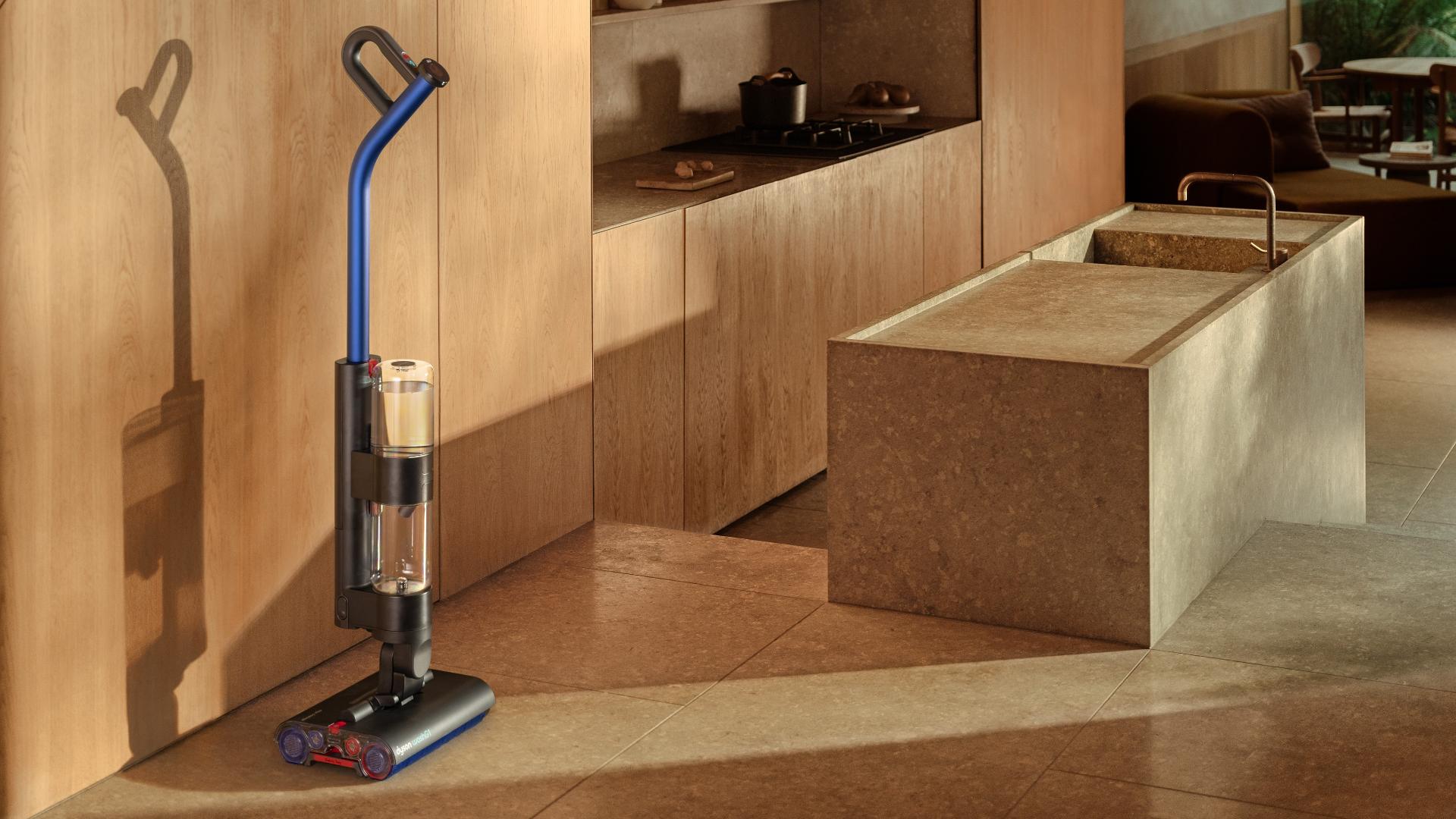 Mop elektryczny Dyson WashG1 stojący obok wyspy w kuchni