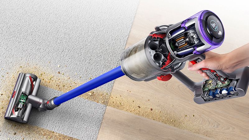 Dyson V11 stofzuiger pakt vuil op van een tapijt