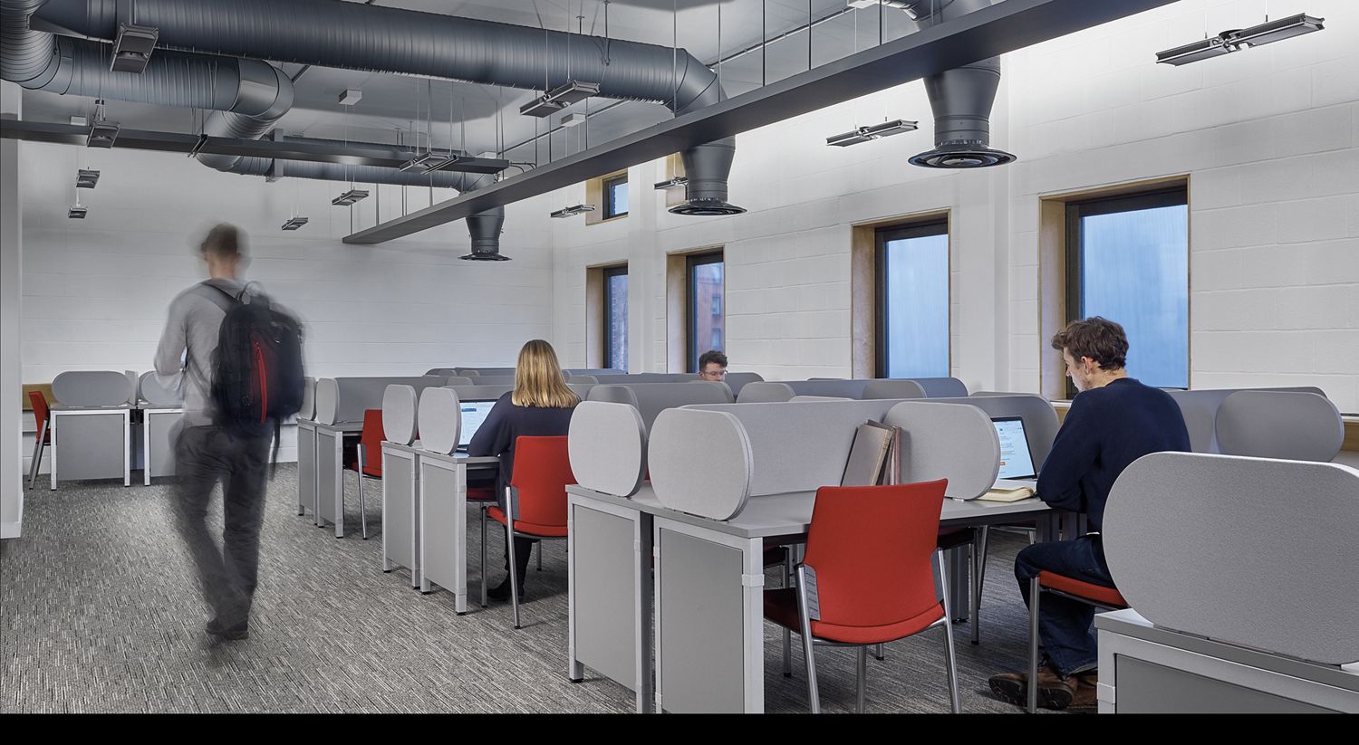 Appareils Dyson dans une salle d'étude pour les étudiants