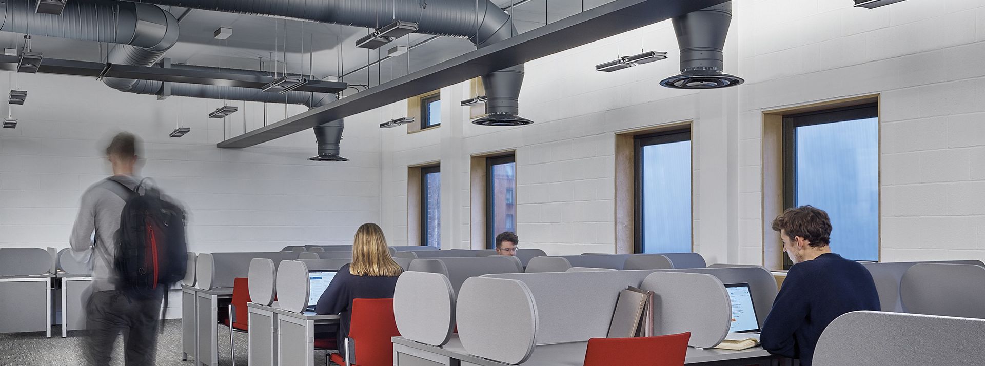 Appareils Dyson dans une salle d'étude pour les étudiants