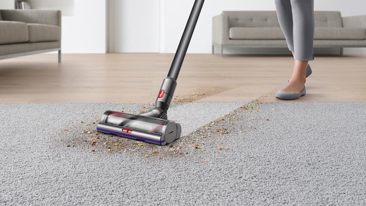 Dyson V11 vaccum cleaner lifting dirt from carpet