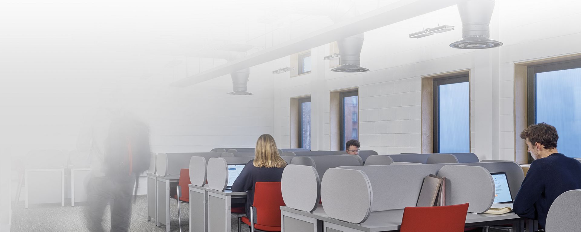 Studierende arbeiten in einem Lernraum unter Dyson Cu-Beam Up-Lights