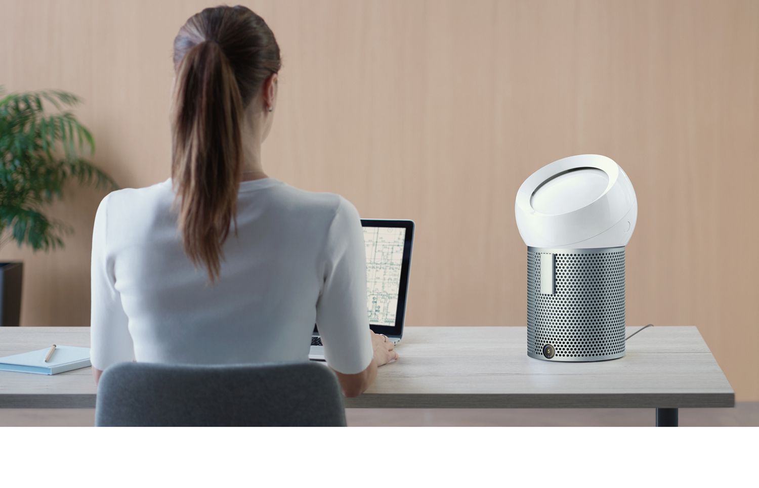 Dyson Pure Hot+Cool auf einem Tisch