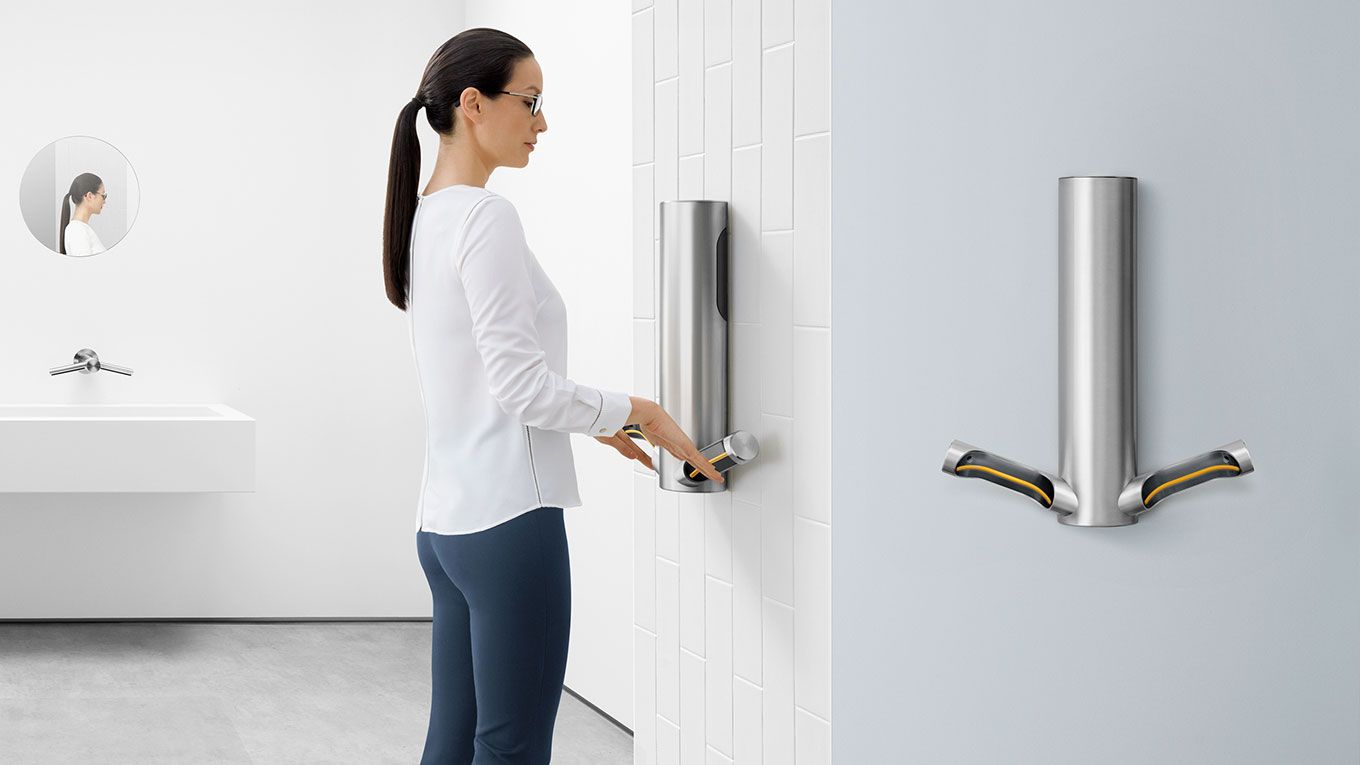 Frau verwendet den Dyson Airblade V