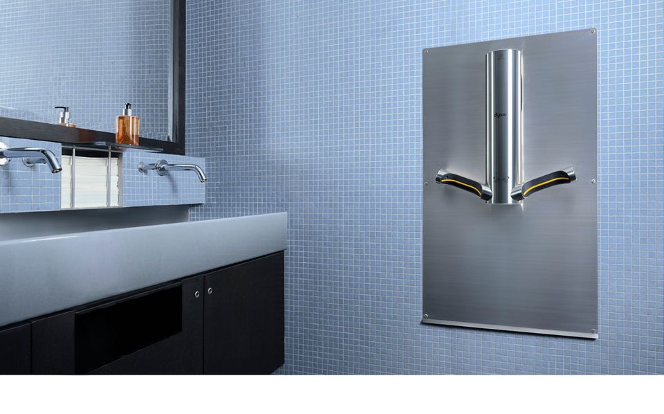 Dyson Airblade 9kJ Händetrockner in einem Hotelbadezimmer