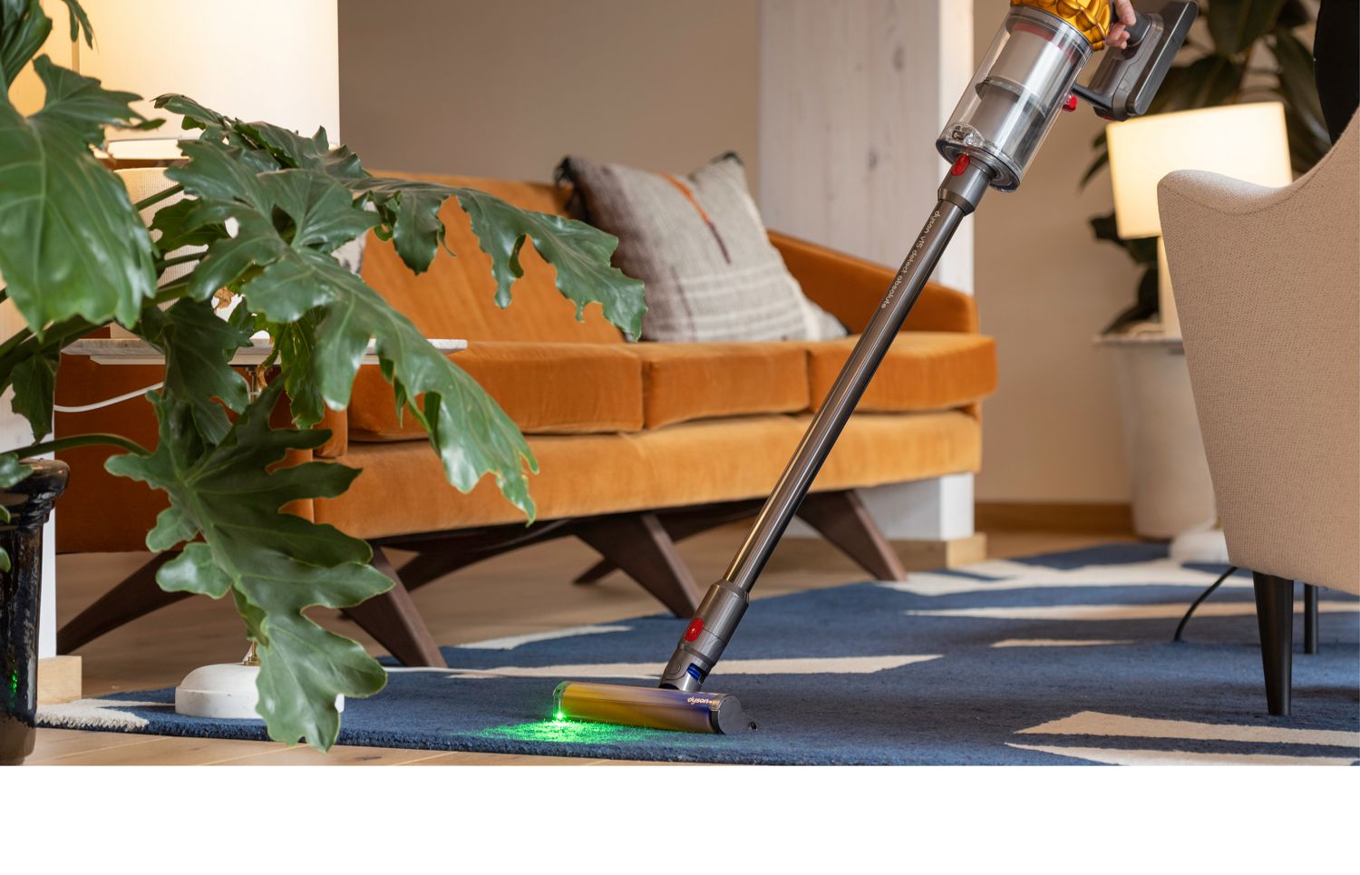 Schermo LCD su V15 che raccoglie detriti da tappeti e pavimenti duri