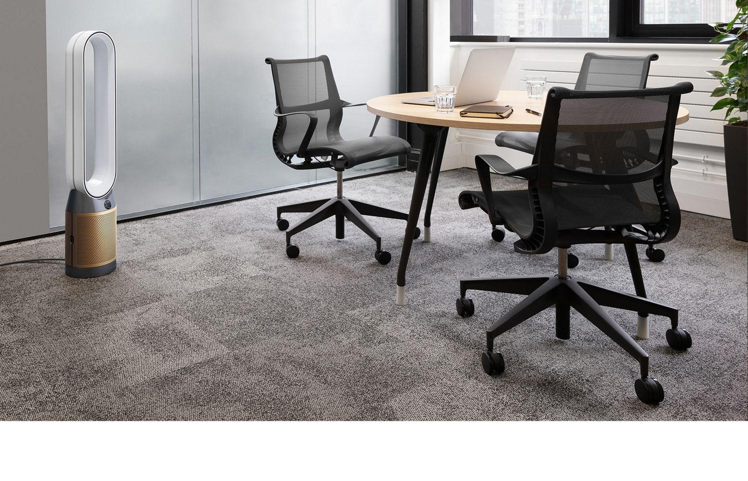 Purificateur Dyson sur un bureau dans une chambre d'hôtel