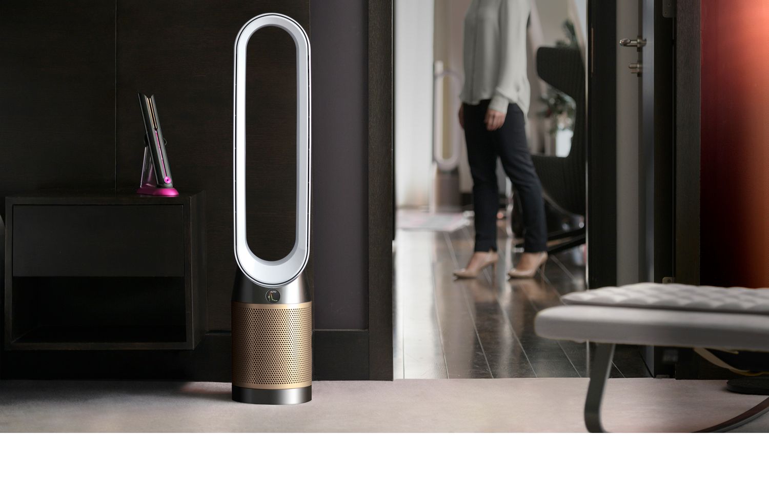 Purificateur Dyson sur un bureau dans une chambre d'hôtel