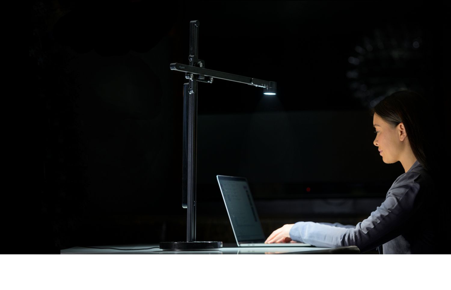 Lampe à éclairage directionnel Dyson dans une chambre d'hôtel 