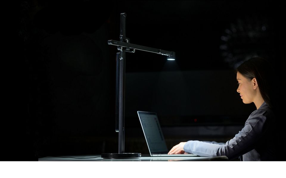 Dyson arbeidslampe i et hotellrom 