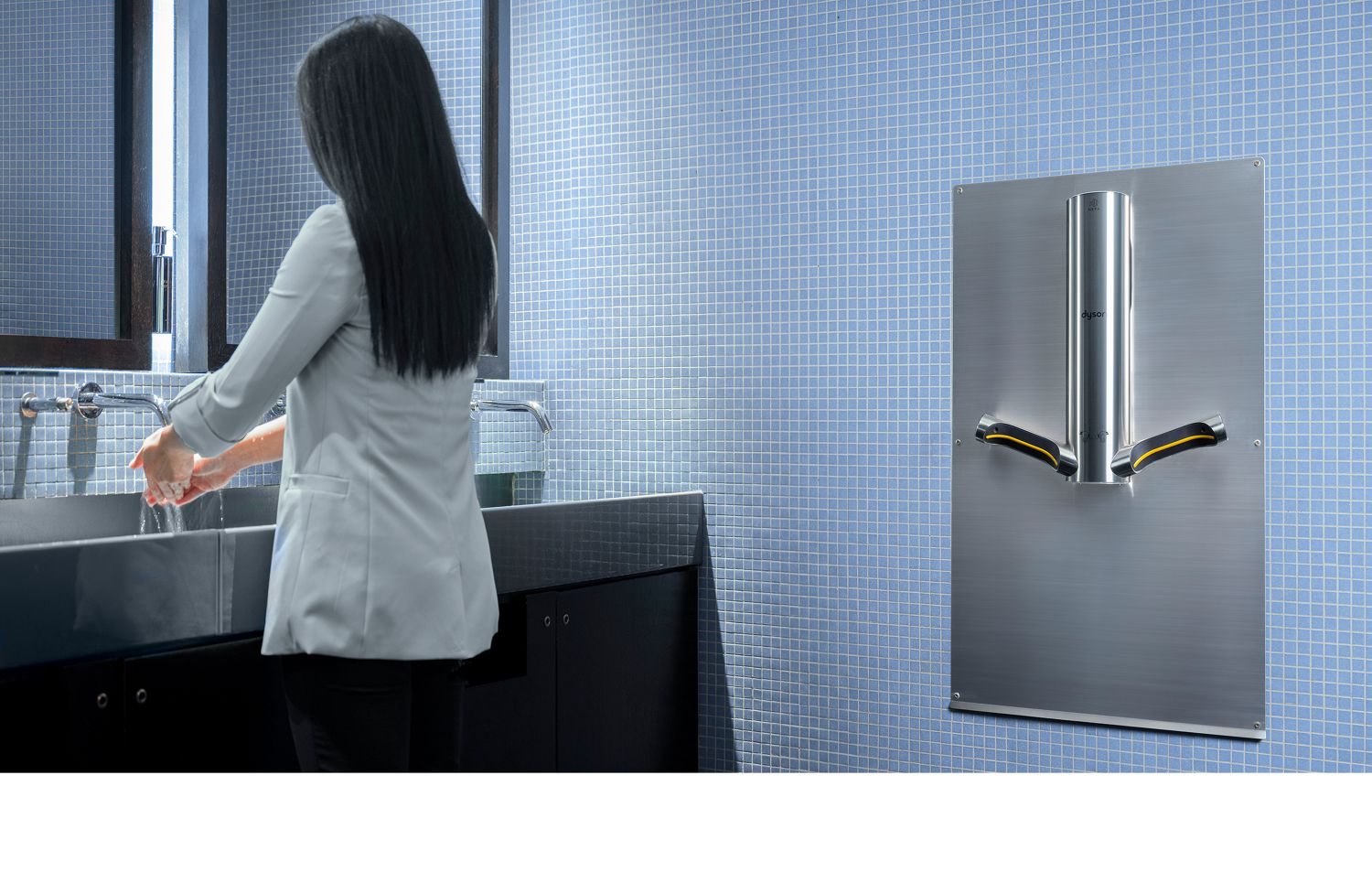 2 asciugamani Dyson 9kj in una toilette di hotel